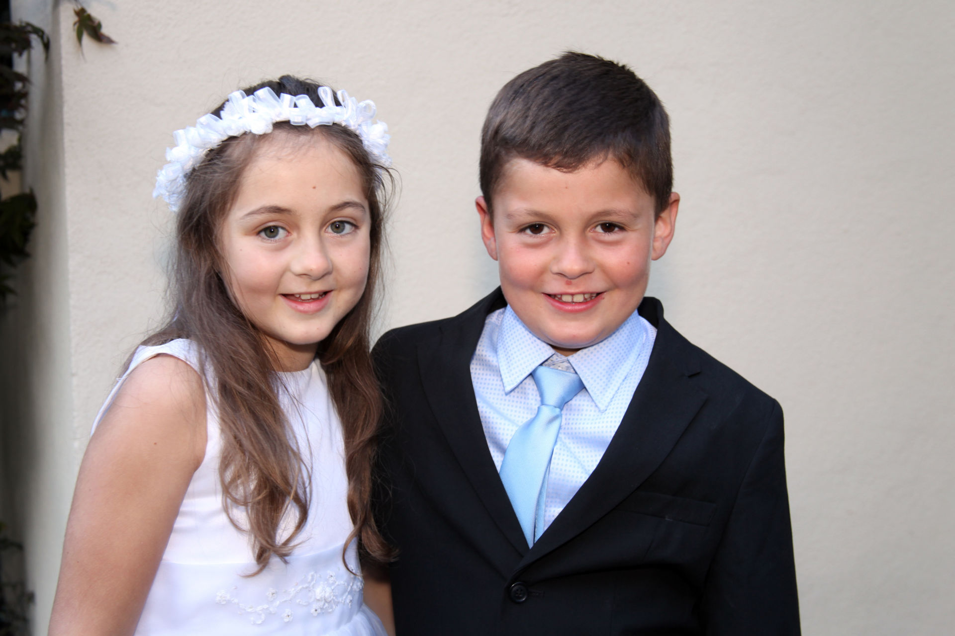 Brothers and Sisters captured by Barbara Bell Photography have more fun during a portrait session.